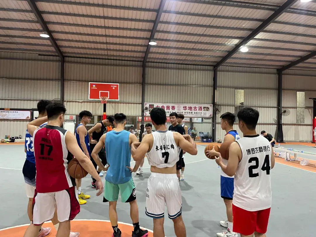 老年人如何安全地进行篮球接球训练?_1